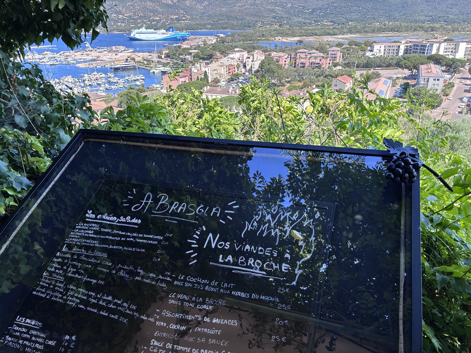 La carte d'A Brasgia devant le port de Porto-Vecchio